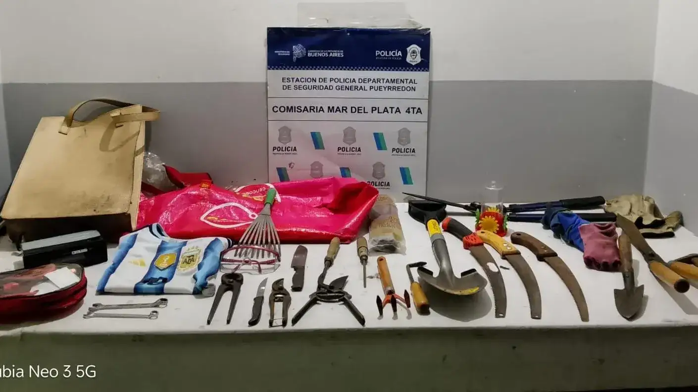 Con la presencia de un testigo civil, los efectivos procedieron a la aprehensión de ambos sospechosos.