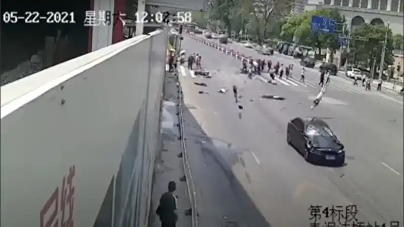 Video: para “vengarse de la sociedad”, un hombre atropelló y mató a peatones