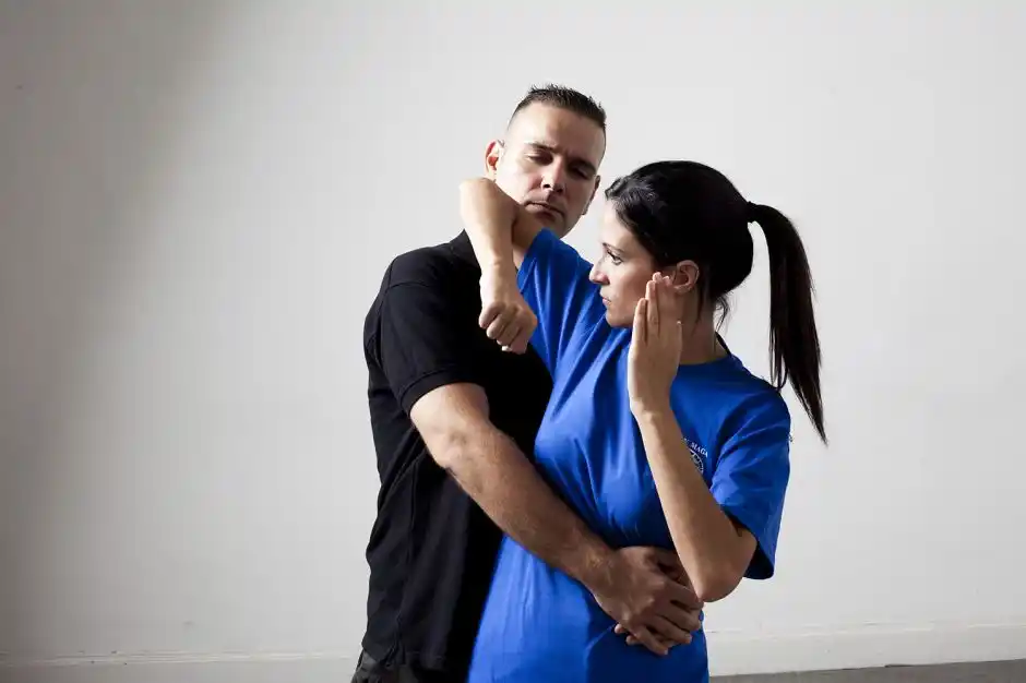 Impulsan cursos gratuitos de autodefensa para que mujeres se "protejan de la violencia"