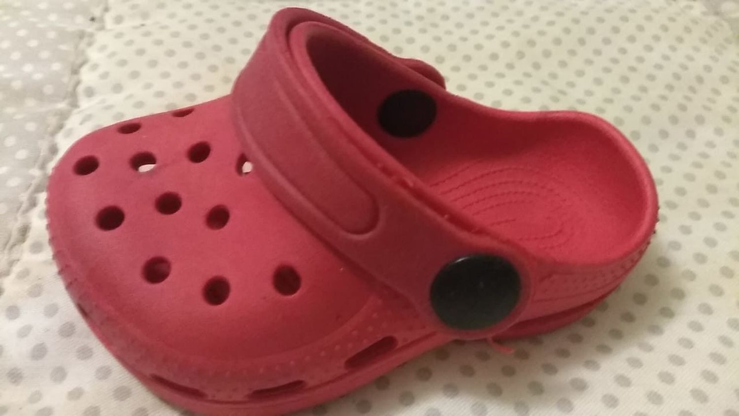 Valentino busca una de sus Crocs