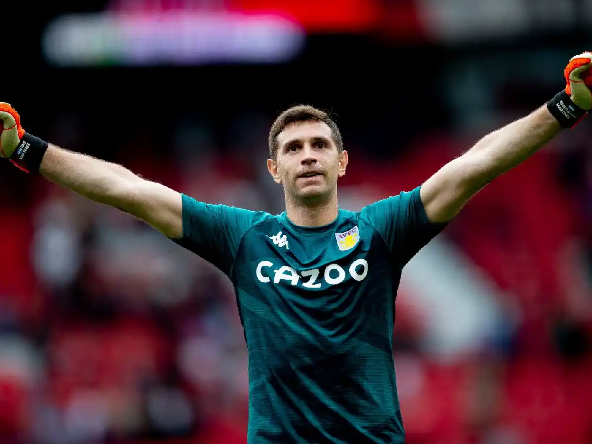Dibu" Martínez renovó su vínculo con Aston Villa