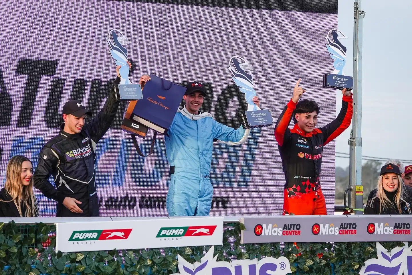 Nazareno López hizo doblete y ganó las dos finales de la Copa Abarth en San Nicolás