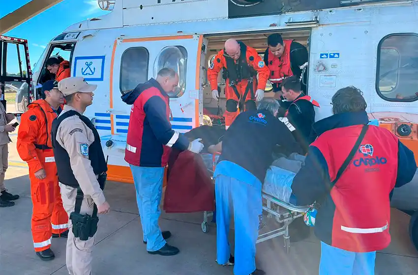 Video: Prefectura aeroevacuó de urgencia al tripulante de un pesquero que navegaba hacia Mar del Plata