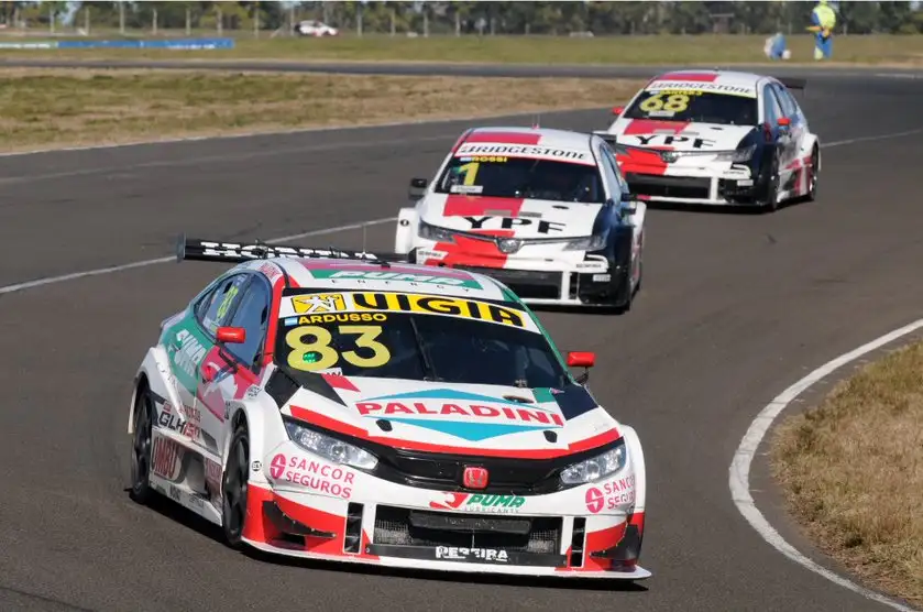 El Honda de Ardusso, delante de los Toyota de Rossi y Santero.