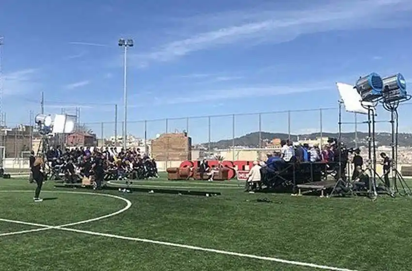 Entrevista accidentada: Iniesta atendía a la prensa cuando se derrumbó una tribuna