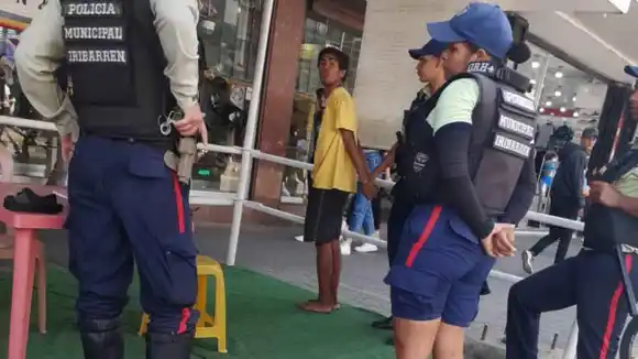 INDIGENTE DESARMÓ A UN POLICÍA y le pegó un tiro en la pierna (video viral)