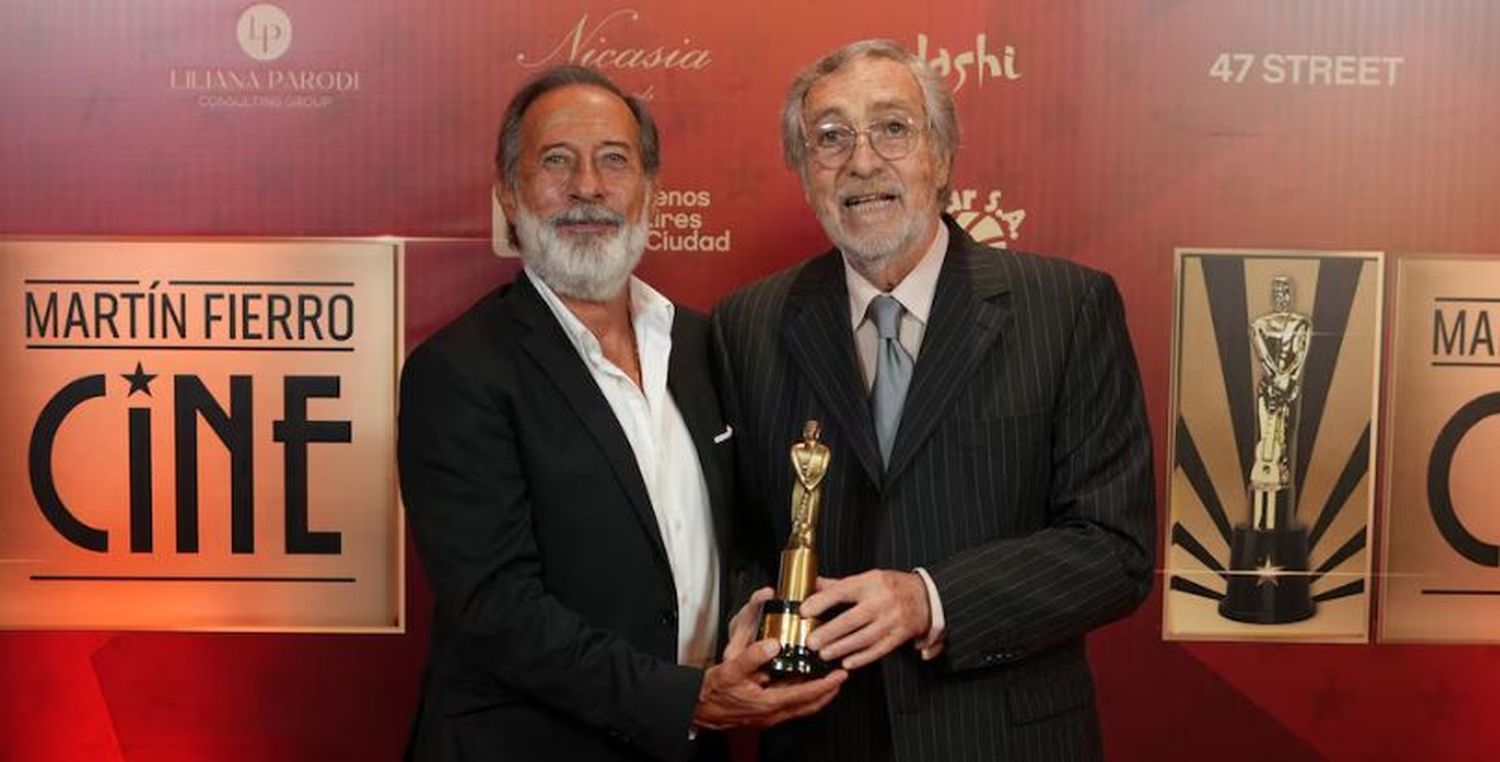 Guillermo Francella y Luis Brandoni recibieron el premio correspondiente a los directores de las series "El encargado" y "Nada", Gastón Duprat y Mariano Cohn