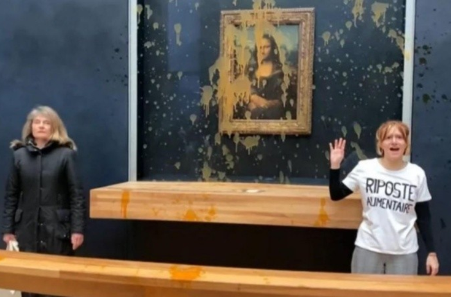 Vandalizaron el cuadro de “La Gioconda” en el museo Louvre de París