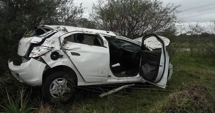 Vuelco en la 14: cuatro personas fueron trasladadas al Hospital Centenario