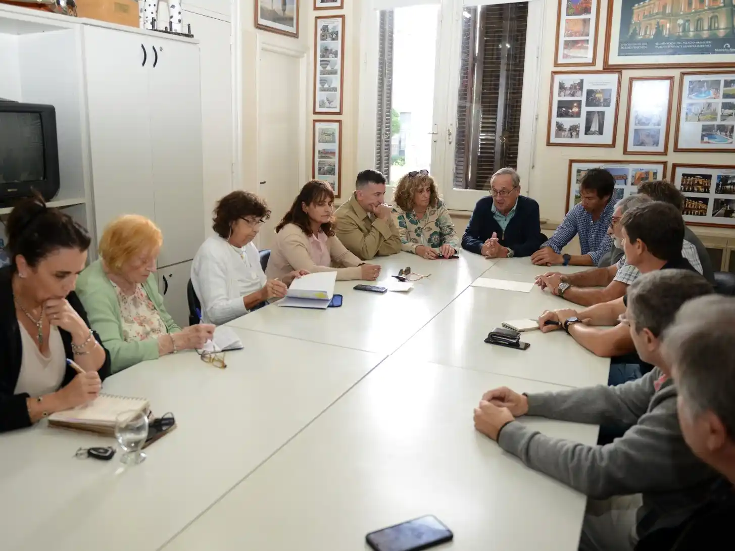 Autoridades y representantes de instituciones intermedias y ONG se reunieron para coordinar acciones solidarias.