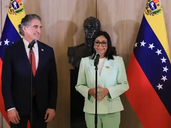 La presidenta encargada de Venezuela, Delcy Rodríguez, junto al secretario de Interior de EEUU, Doug Burgum.