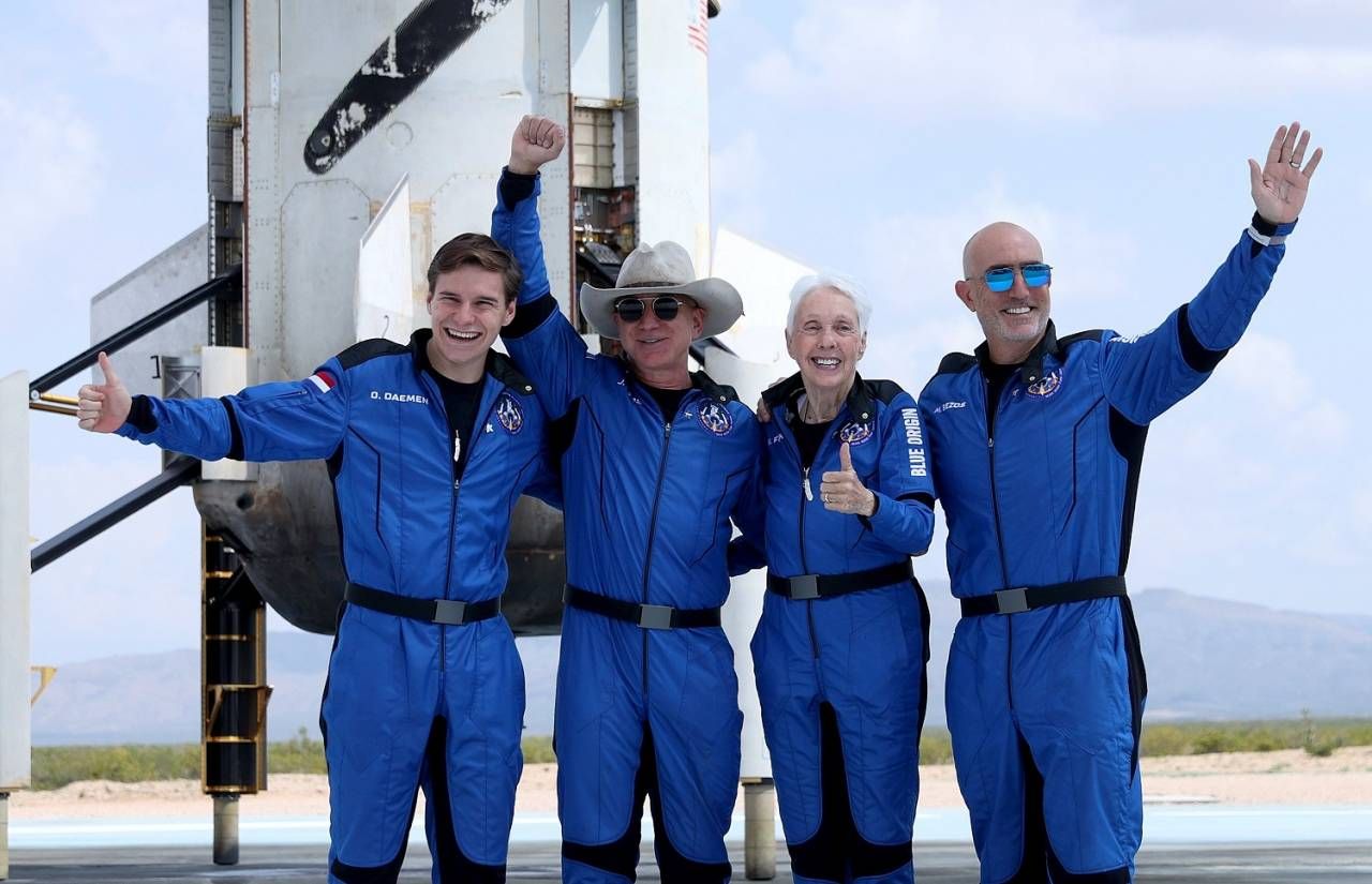 Bezos llegó al espacio y dio una muestra de lo que podría ser la nueva diversión de millonarios