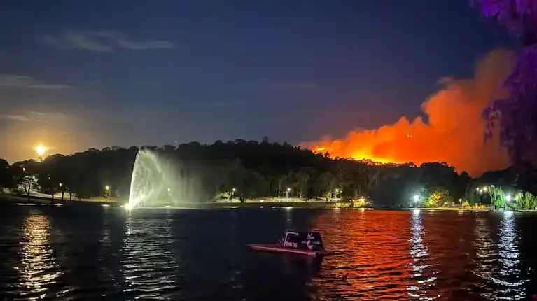 Un voraz incendio en el Cerro de la Cruz amenaza zonas urbanas y turísticas