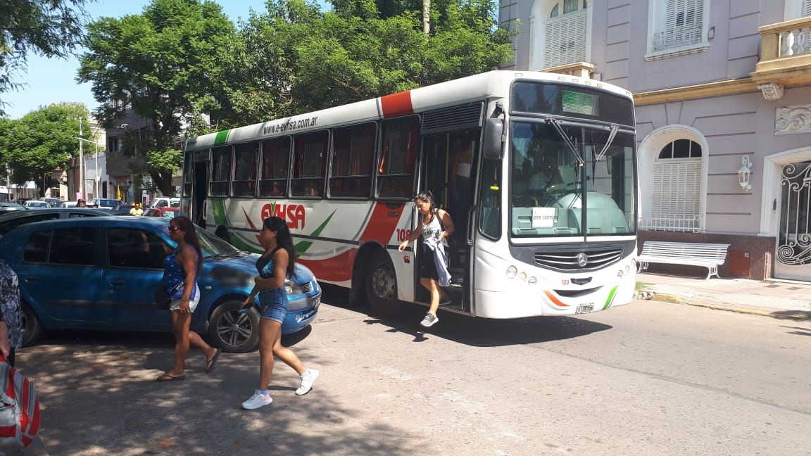 La empresa de transporte tiene su garita en la plaza Belgrano.