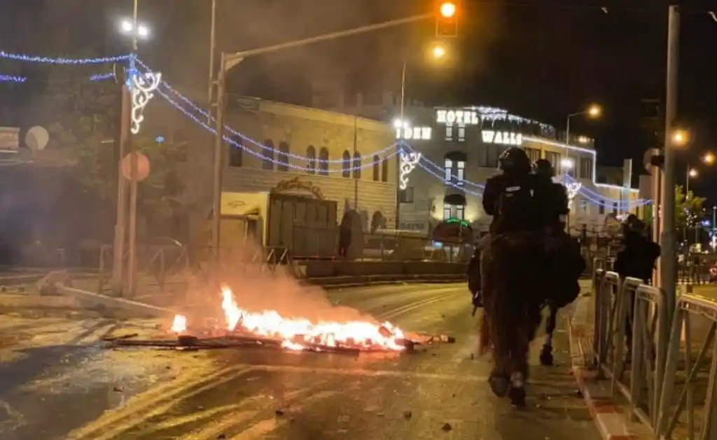 Altercado entre palestinos y policía israelí deja 50 detenidos en el corazón Jerusalén
