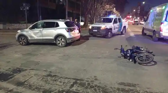 Un motociclista fue hospitalizado tras un nuevo choque en avenida Marconi