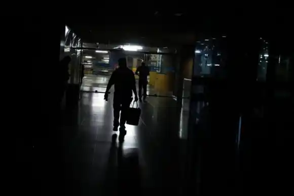 El sistema eléctrico agoniza y pone a pasar penurias a venezolanos en el Zulia