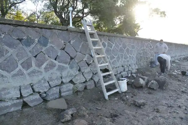 Llevan adelante trabajos de recuperación de murallas en la costanera