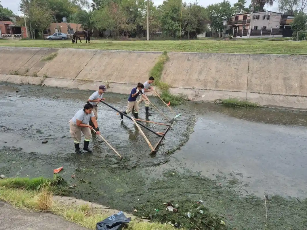 Realizaron una limpieza integral del canal Munilla para recuperar su pleno funcionamiento