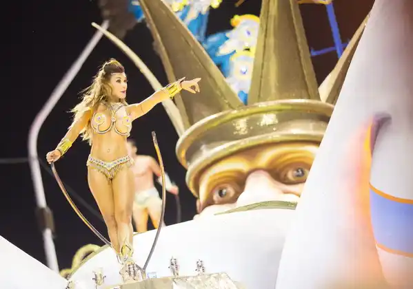 Papelitos abrió la segunda noche de Carnaval y explotó el Corsódromo