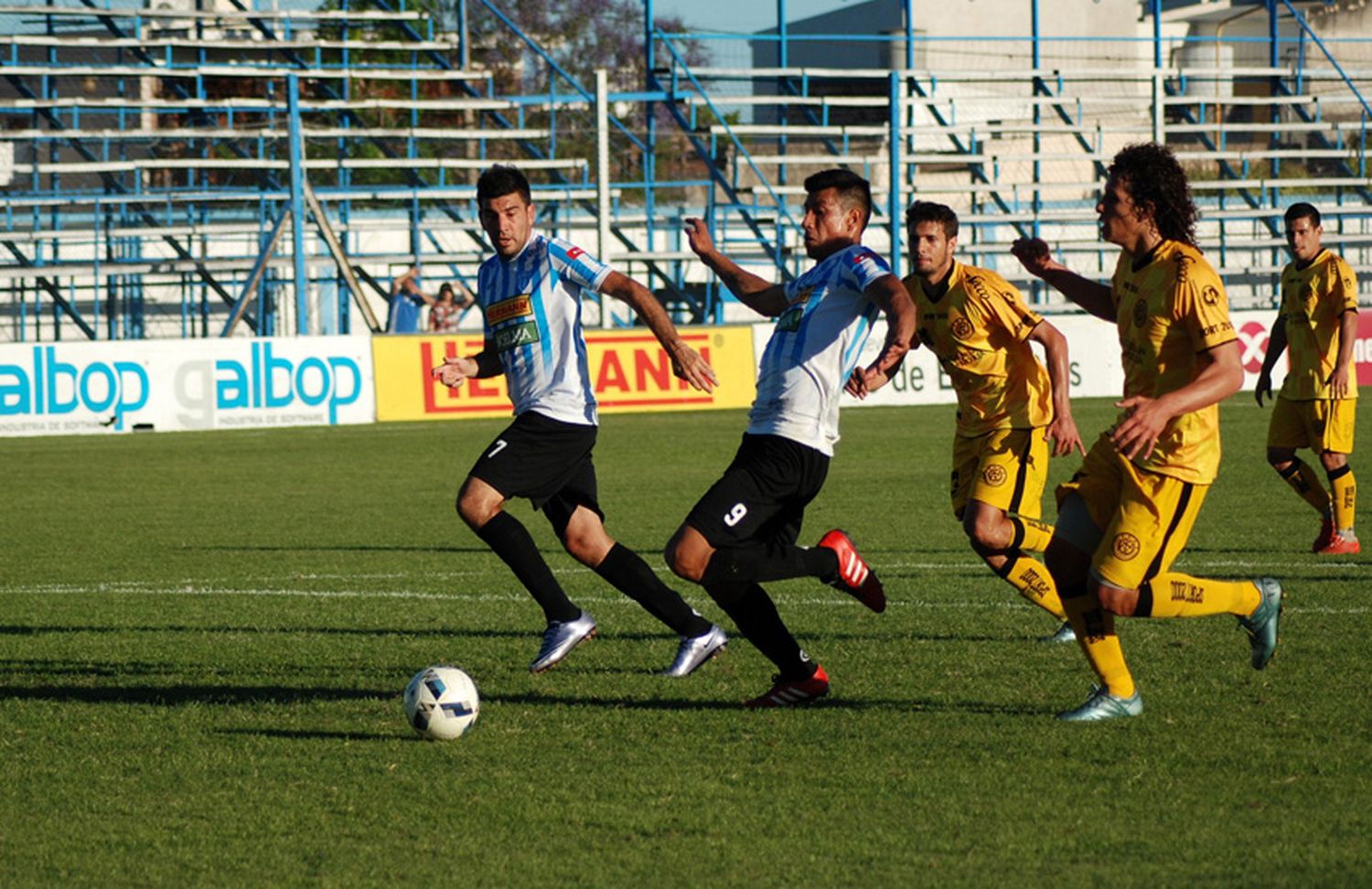 Juventud dio demasiadas ventajas y Flandria lo goleó 4 a 1