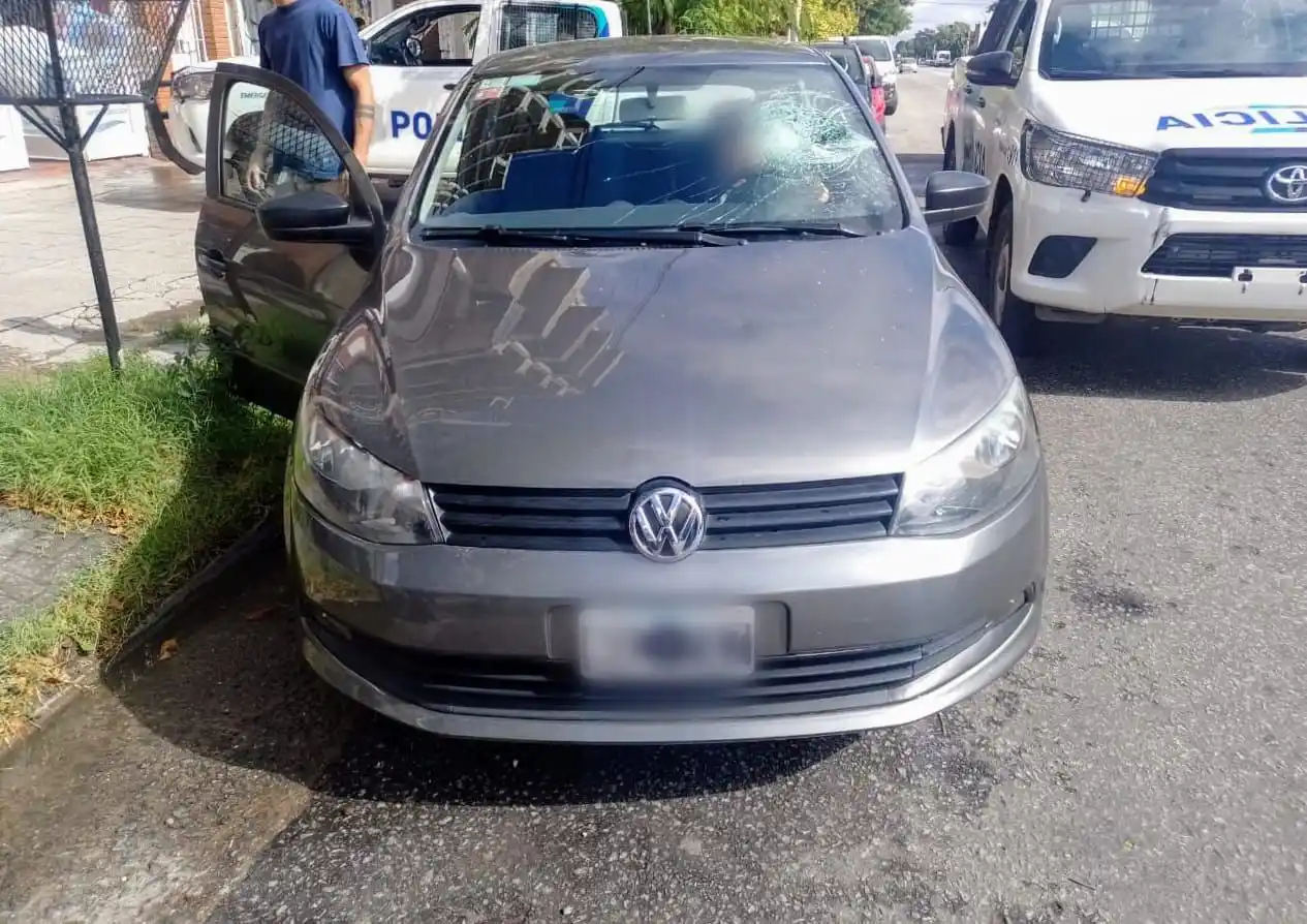 El vehículo del jubilado, tras los daños que ocasionó el remisero violento.