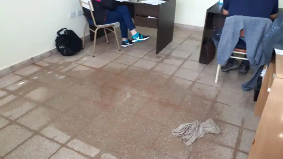 Coloca la palangana que hay goteras