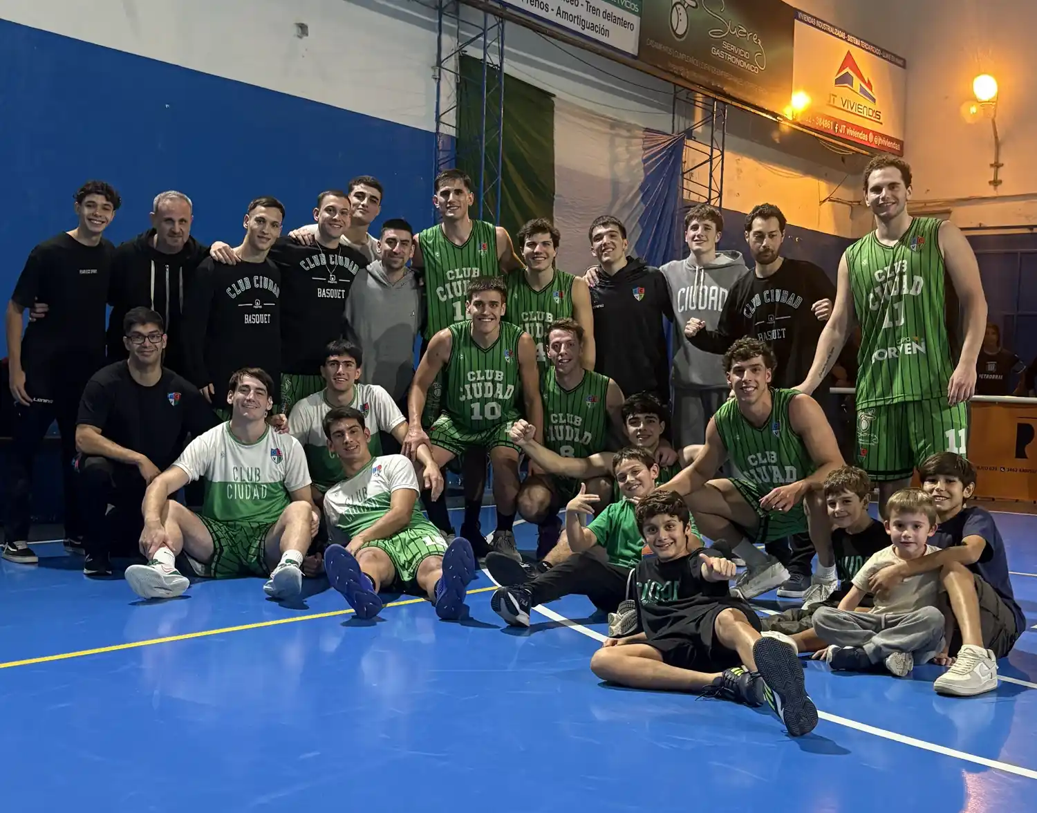 Festejo del Chanta tras una gran victoria ante el Tren Blanco. Foto: Bautista Mailio.