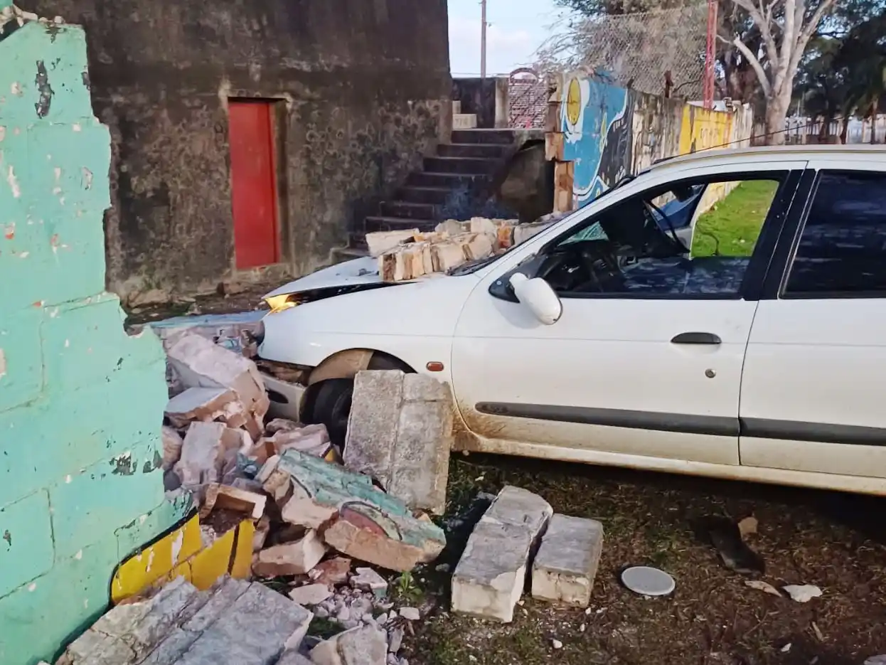 Chocó contra un muro mientras aprendía a manejar