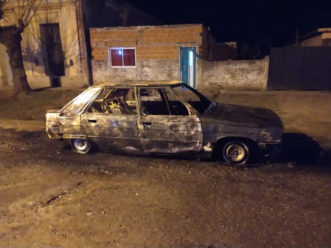 Santa Lucía: víctima de violencia de género sufrió un incendio en su auto y sospechan que fue intencional
