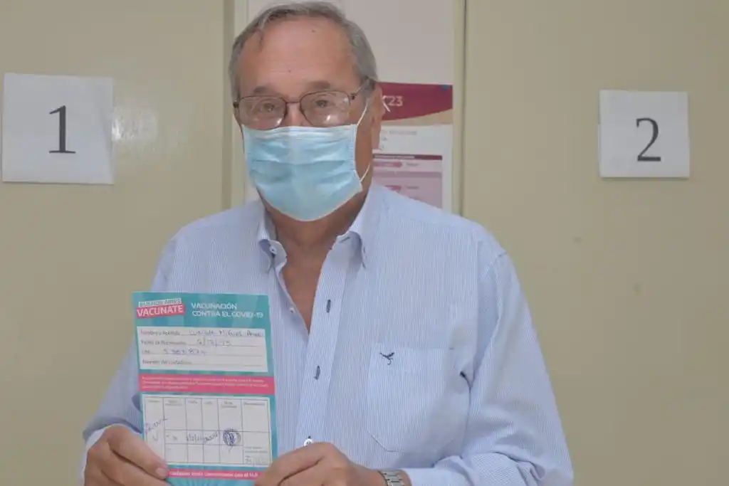 El intendente Lunghi se aplicó la vacuna, tras el arribo de otras 250 dosis 