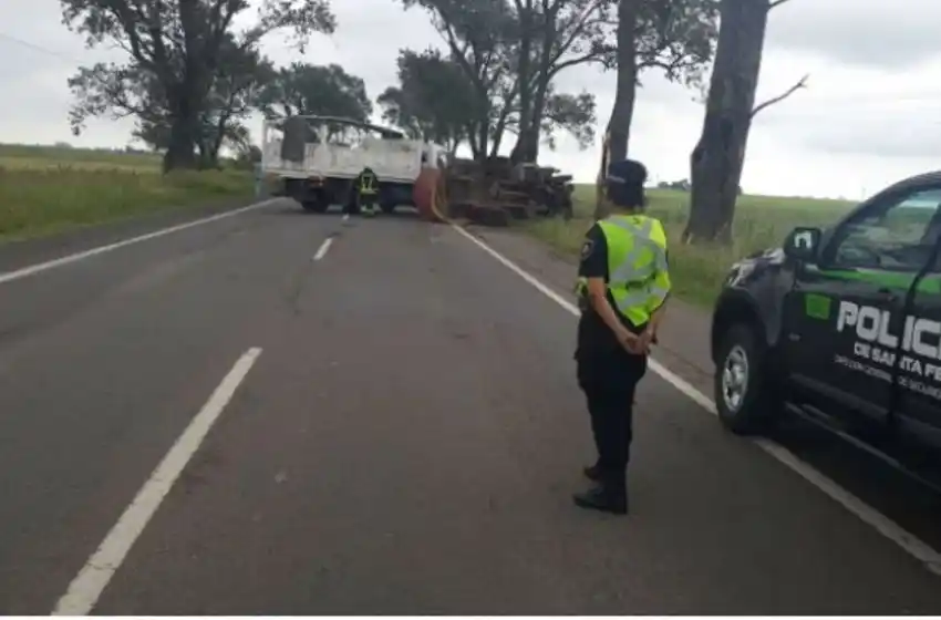 Un camionero perdió el control de su vehículo, chocó contra los árboles y falleció