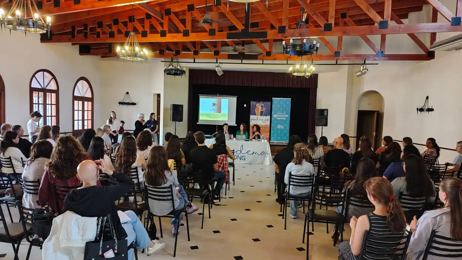 Buena cantidad de público asistió a charla.