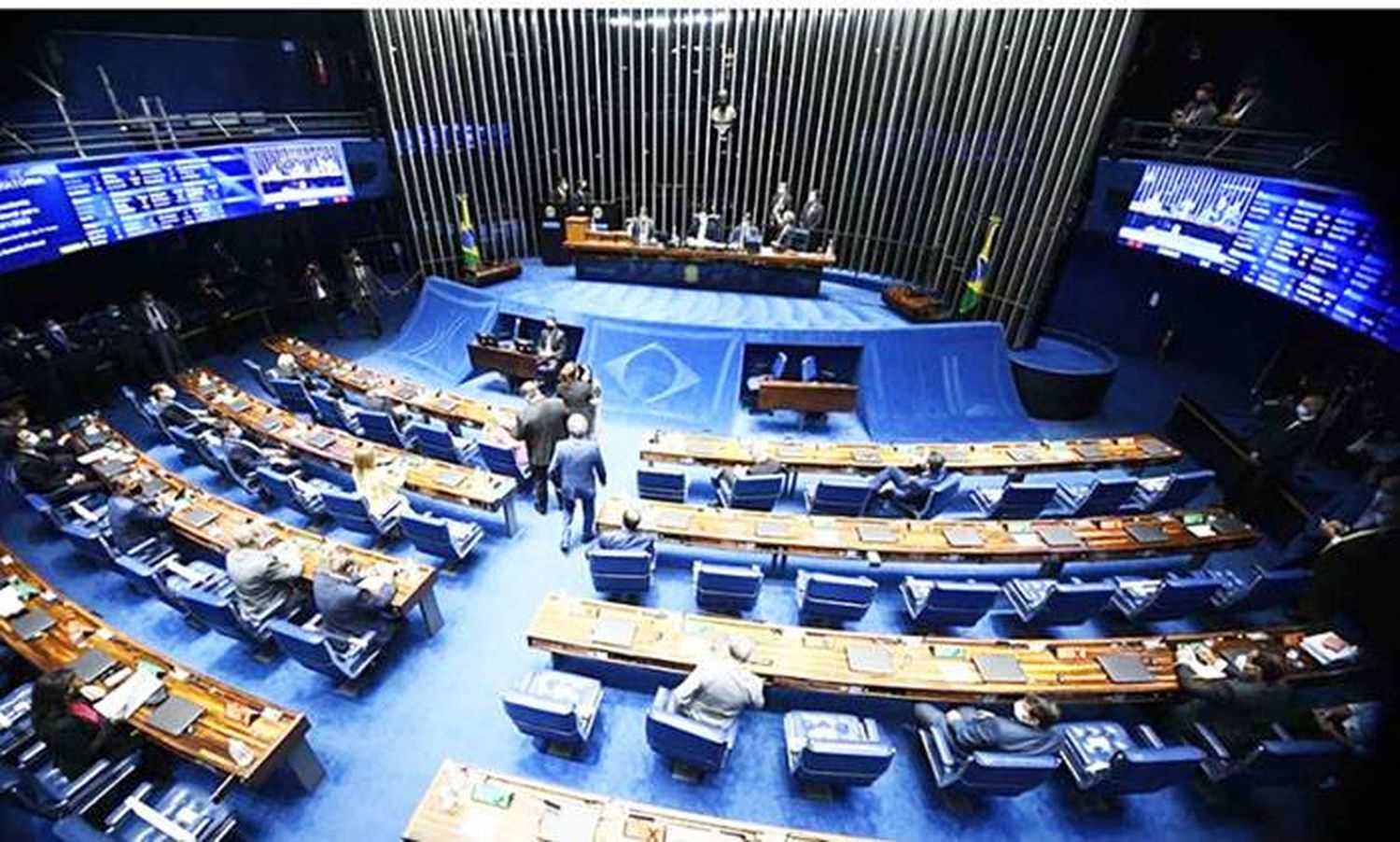 El Congreso aprobó la intervención de Brasilia y  la fiscalía pidió bloquear los bienes de Bolsonaro