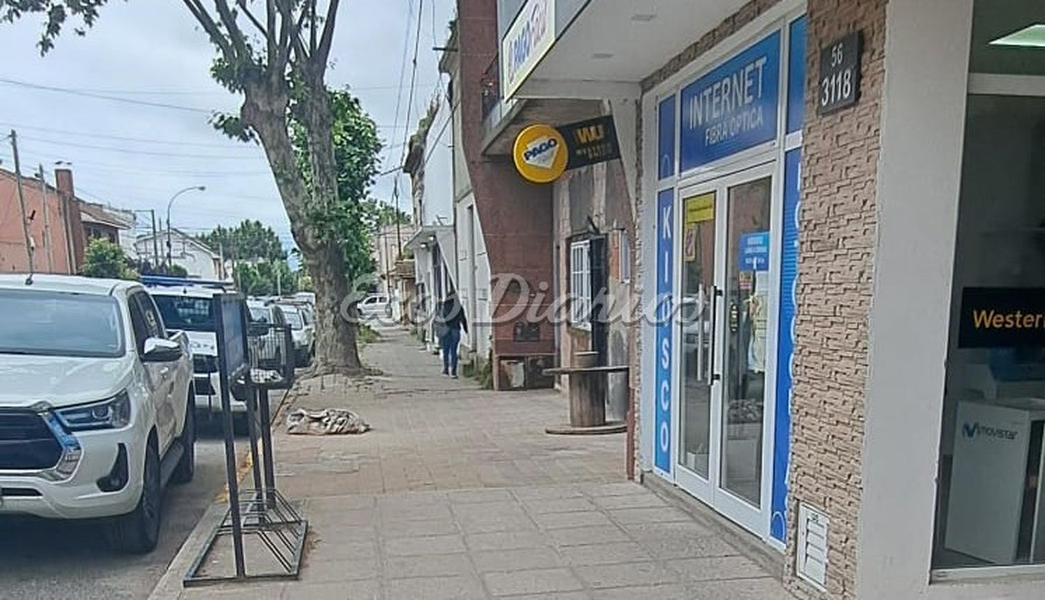 El lugar del hecho. Con un patrullero afuera inmediatamente después de lo ocurrido