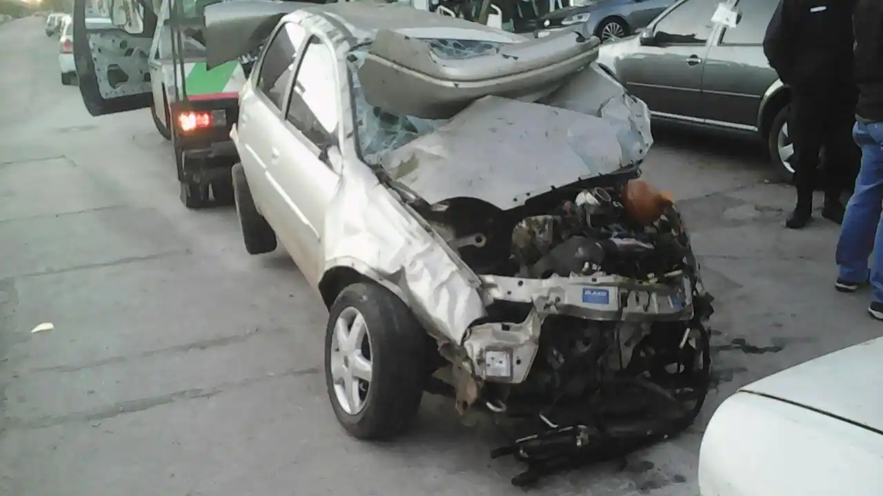 Murió un policía local tras chocar en la rotonda de Champagnat y Colón