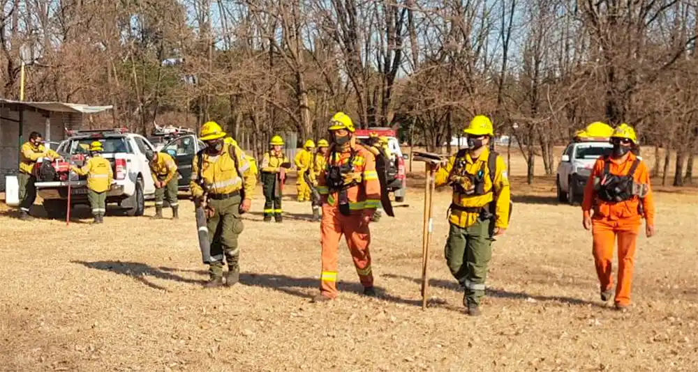 70 bomberos retoman las tareas de lucha contra el fuego en La Calera