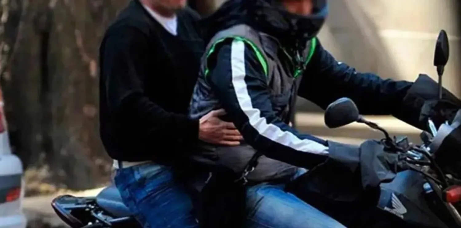 Los delincuentes hurtaron una bolsa con mercadería del canasto de la bicicleta.