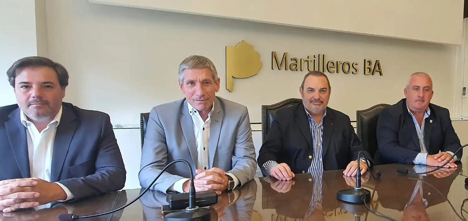 El secretario general Esteban Corrales; el vicepresidente Alfredo Lavalle; el presidente Luis Colao y el tesorero Nahuel Gangoti, en la conferencia de prensa.