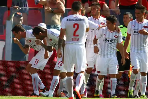 Mirá el golazo olímpico que hizo Mancuello para el 3 a 1 del Rojo sobre Tigre 