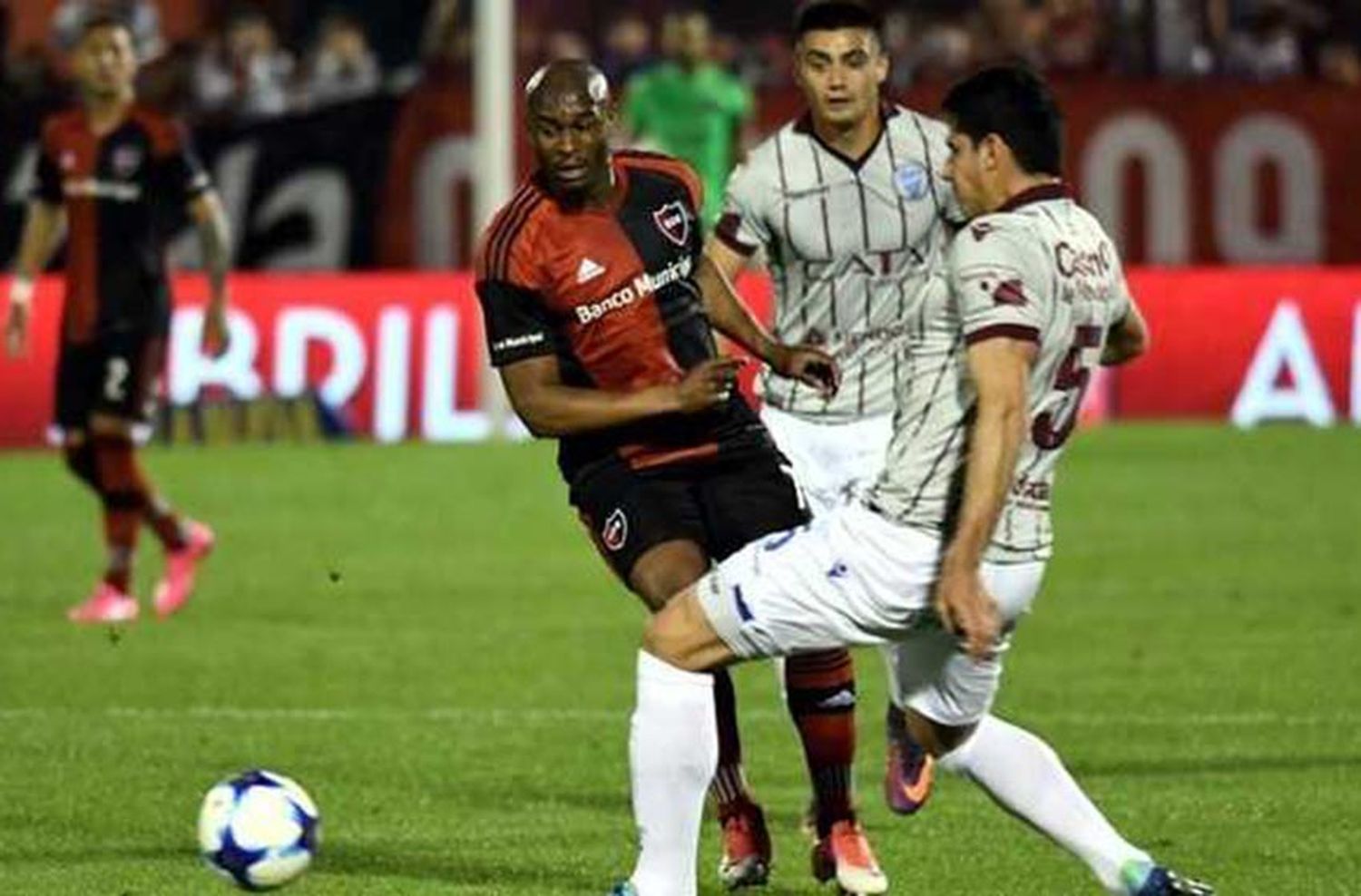 Newell’s se quedó en el segundo tiempo y rescató un punto