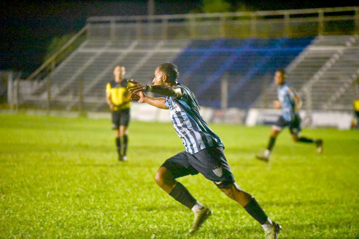 Marcos Machado le da el triunfo agónico al "Deca", que se mantiene con puntaje ideal y sin goles en contra (foto:Mauricio Ríos).