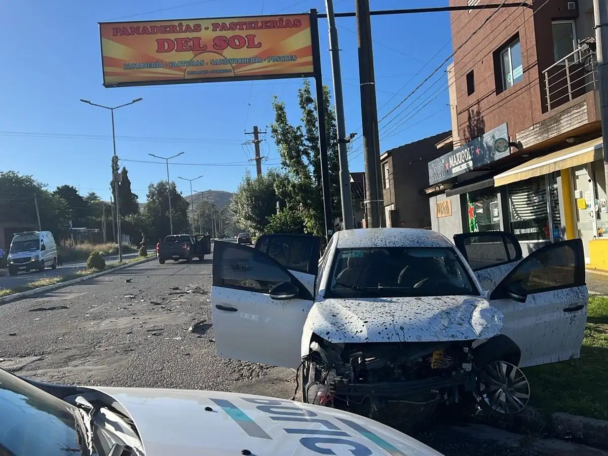 El Peugeot 208 sufrió daños en el tren delantero.