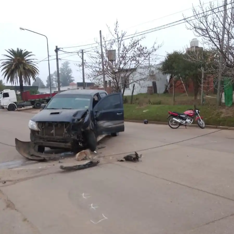 Motociclista lesionado tras el choque contra una camioneta