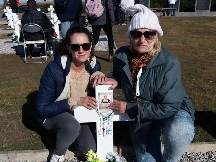 Elsa y su hija junto a la tumba de Carlos, en el cementerio de Darwin.