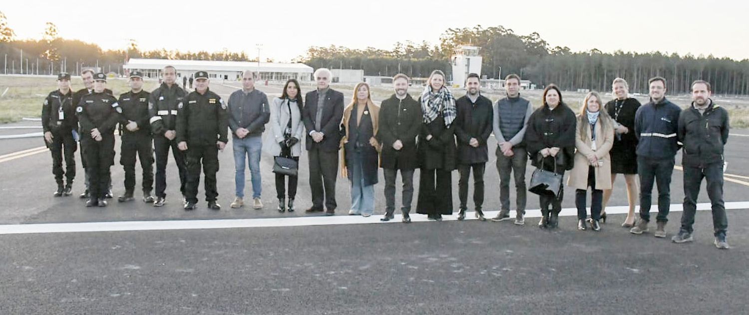 El intendente Azcué y el Embajador García Moritán recorrieron las obras del aeropuerto Comodoro Pierrestegui