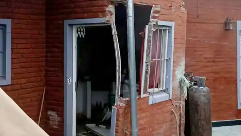 Impactante explosión de un calefón adentro de una vivienda