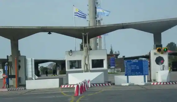 Fronteras: cola de autos en Fray Bentos 