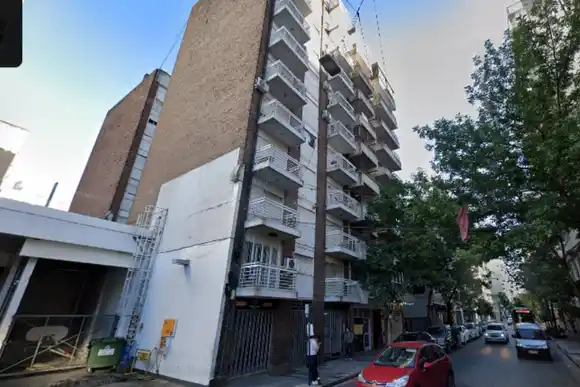 Importante operativo de bomberos y EPE por inundación en un edificio céntrico