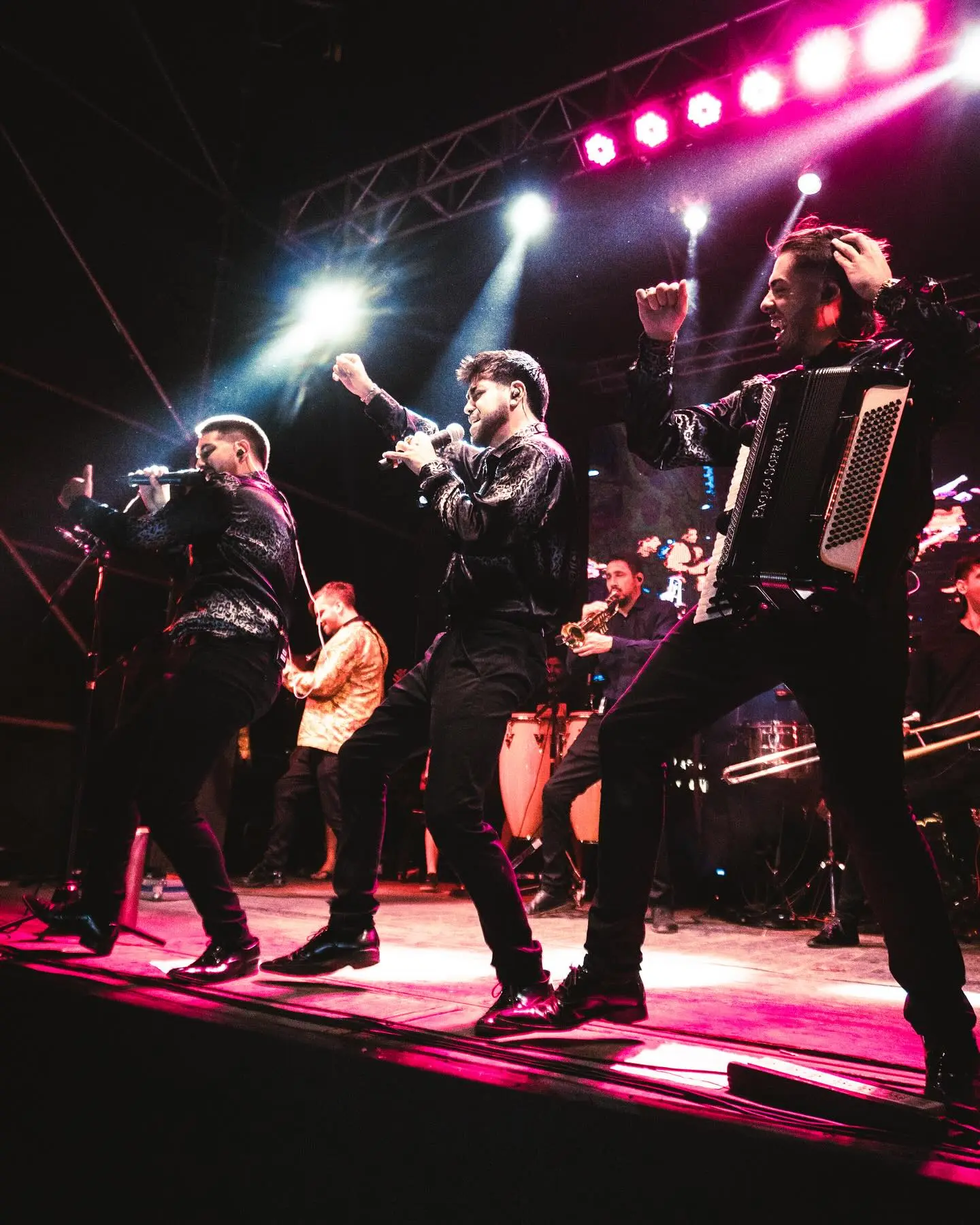 Los Palmae cierran una noche a pura cumbia en Tres Arroyos